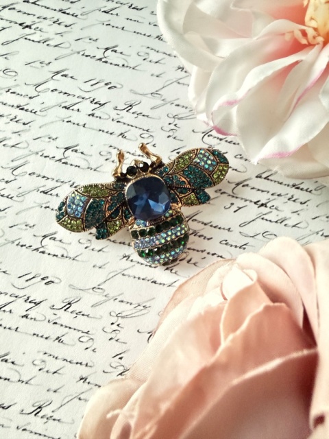 Broszka Niebieska pszczoła z kryształami.