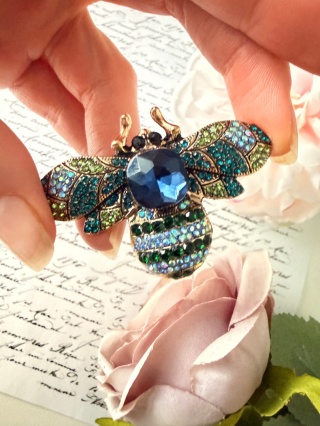 Broszka "Królewska Pszczoła"|Kryształy w kolorze Szafiru i Szmaragdu