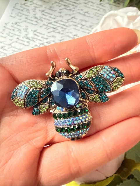 Broszka "Królewska Pszczoła"|Kryształy w kolorze Szafiru i Szmaragdu