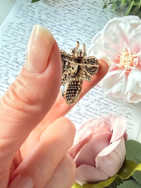 Broszka "Królewska Pszczoła"|Kryształy w kolorze Szafiru i Szmaragdu