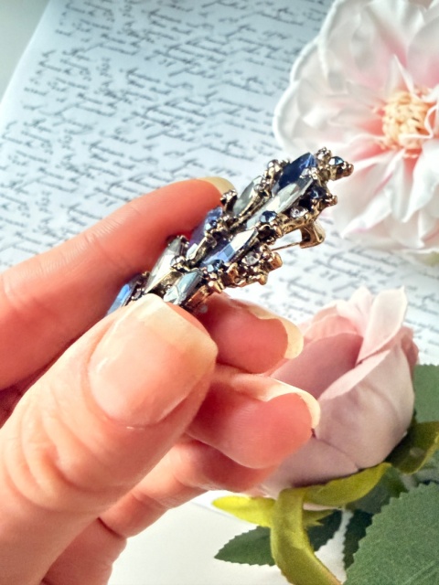 Broszka "Szafirowe Pióro" | YourLook | Granat & Grafit | Kryształy