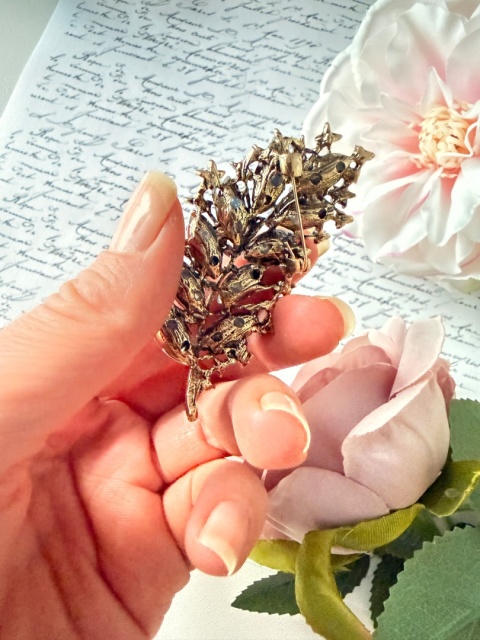 Broszka "Szafirowe Pióro" | YourLook | Granat & Grafit | Kryształy