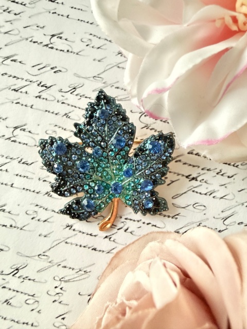 Broszka w kształcie liścia klonu ze złotem