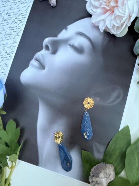 Kolczyki Kobaltowy Kwiat & Złota Kropla | Rękodzieło Glina Polimerowa