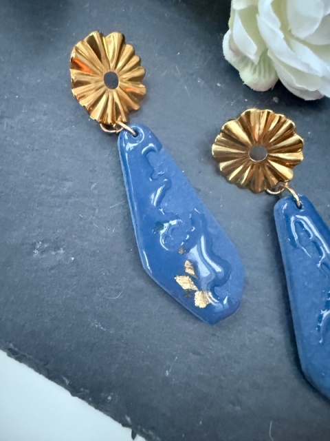 Kolczyki Kobaltowy Kwiat & Złota Kropla | Rękodzieło Glina Polimerowa