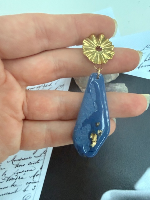 Kolczyki Kobaltowy Kwiat & Złota Kropla | Rękodzieło Glina Polimerowa